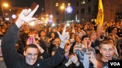 Cientos de estudiantes de Penn State salieron a las calles del campus universitario, gritando consignas en apoyo de Paterno.