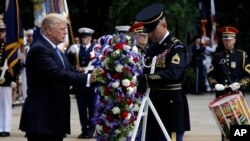 Le président Donald Trump dépose une couronne de fleurs au cimetière national d'Arlington, à Arlington, Virginie, 29 mai 2017. (AP Photo / Evan Vucci)