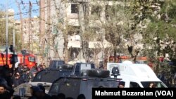 Diyarbakırda maşına yerləşdirilmiş bombanın partlamasından sonra polis hadisə yerində