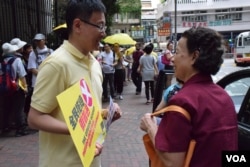 公民黨立法會議員陳家洛(左)。(美國之音湯惠芸)