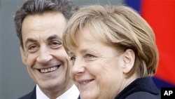 French President Nicolas Sarkozy (l) and German Chancellor Angela Merkel in Paris, Dec. 5, 2011.