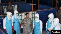 Un soldat américain et des travailleurs de la santé à Monrovia, au Liberia 