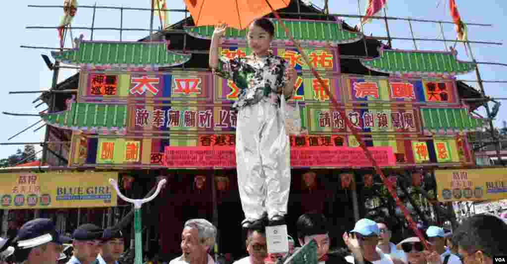 以逃犯修例為題的”法網難逃”飄色,扮演特首林鄭月娥的小演員成為焦點之一(美國之音湯惠芸攝)