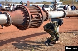 FILE PHOTO: An armed member of the South Sudanese security forces is seen during a ceremony marking the restarting of crude oil pumping at the Unity oilfields in South Sudan, January 21, 2019. (REUTERS/Samir Bol/File Photo)