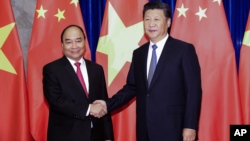 Ông Nguyễn Xuân Phúc trong một cuộc gặp với Chủ tịch Tập hồi năm 2016.