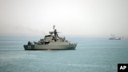지난 2015년 이란 해군 구축함 알보르즈호가 호르무즈 해협으로 항해 준비를 하고 있다. 