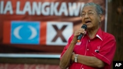 Mantan orang yang paling berpengaruh di Malaysia, Mahathir Mohamad berpidato di hadapan komunitas lokal di Langkawi, Malaysia, 27 April 2018. (AP Photo/Vincent Thian, File).