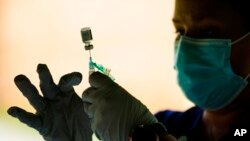 ARHIVA - Medicinska sestra priprema vakcinu u klinici u Pensilvaniji (Foto:AP/Matt Rourke, File)