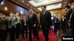 El Secretario de Estado de los Estados Unidos, Antony Blinken, camina con el Ministro de Relaciones Exteriores de China, Qin Gang, en la Casa de Huéspedes del Estado de Diaoyutai en Beijing, China, el 18 de junio de 2023.