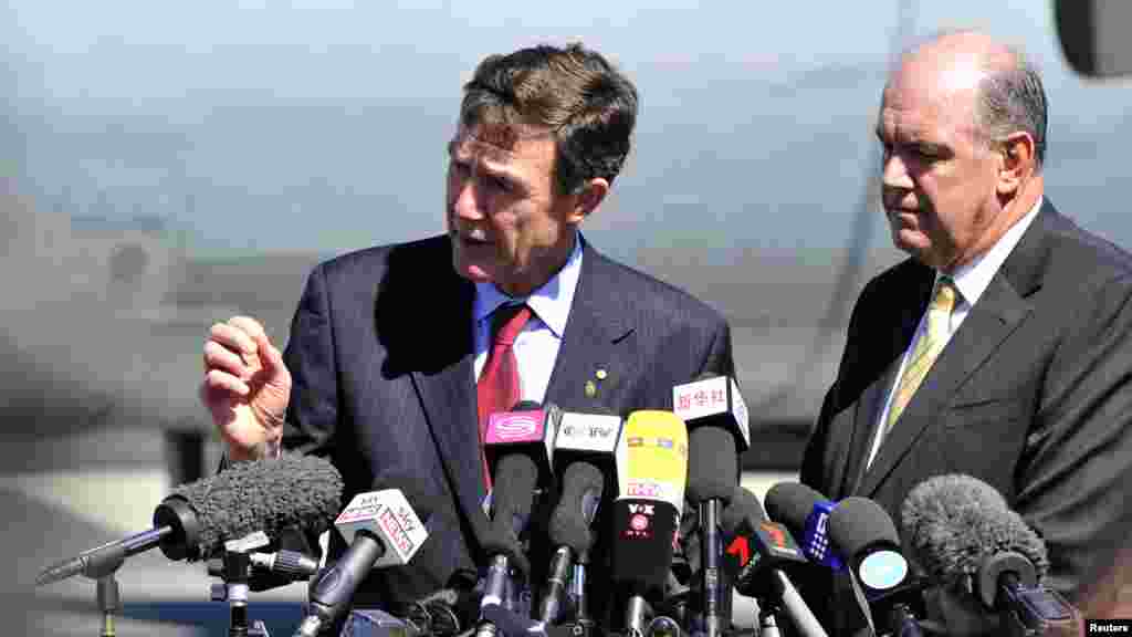 Australia&#39;s Minister of Defence David Johnston and Angus Houston (L), a retired air chief marshal and head of the Australian agency coordinating the search for Malaysia Airlines Flight MH370, address the media at the RAAF Base Pearce near Perth, April 8.