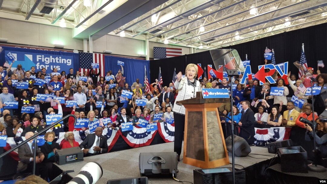 Kandidat Presiden AS, Hillary Clinton, menang telak di Columbia, South Carolina, 27 Feb. 2016 (W. Gallo/VOA)