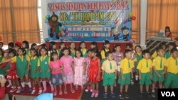 Sejumlah anak Play Grup (PAUD) dan TK bernyanyi bersama saat kelulusan (foto Petrus Riski-VOA).