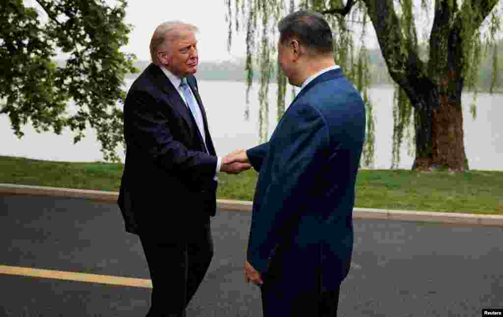 中国国家主席习近平在中南海花园迎接美国总统特朗普。(2026年5月15日)