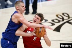 Nikola Jokić i Nikola Jović u duelu (Foto: USA TODAY Sports/Isaiah J. Downing)