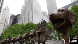 Các tác phẩm triển lãm của ông Ngãi, gồm cái đầu 12 con thú trong tử vi Trung Quốc, tại New York, 4/5/2011