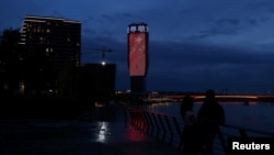 Осветлување во облик на кинеско знаме на Белградската кула пред посетата на кинескиот претседател Шји Џинпинг на Белград, Србија, 7 мај 2024 година.