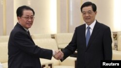 17일 베이징 인민대회당에서 후진타오 중국 국가주석(오른쪽)과 면담한 북한 장성택 국방위원회 부위원장. 