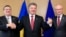 Голова Єврокомісії Жозе Мануель Баррозу (ліворуч), президент України Петро Порошенко і голова Європейської ради Герман Ван Ромпей