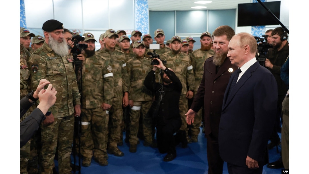Presiden Rusia Vladimir Putin (kanan) mengunjungi pusat pelatihan pasukan khusus "Universitas Spetsnaz Rusia" di Gudermes pada 20 Agustus 2024. (Foto: AFP)