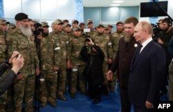 Presiden Rusia Vladimir Putin (kanan) mengunjungi pusat pelatihan pasukan khusus "Universitas Spetsnaz Rusia" di Gudermes pada 20 Agustus 2024. (Foto: AFP)