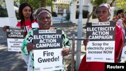 Manifestation devant le parlement où l'ancien directeur général d'Eskom, Andre de Ruyter, comparaît virtuellement devant un comité pour expliquer ses allégations de corruption au sein de l'entreprise, au Cap, en Afrique du Sud, le 26 avril 2023.