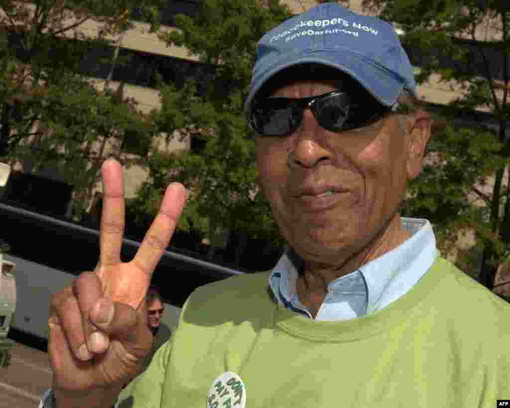 Волонтер-«миротворец» следит за порядком и за тем, чтобы никто не провоцировал полицейских