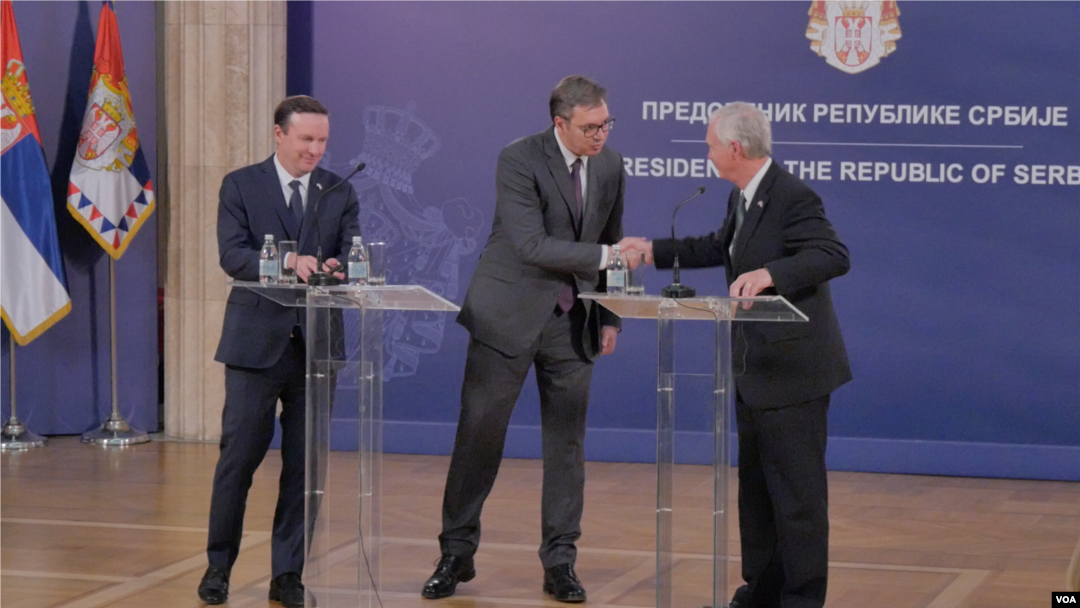 Predsednik Srbije Aleksandar Vučić sa senatorima iz SAD Ronom Džonsonom i Krisom Marfijem u Beogradu, 6. septembra 2019. (Foto: Rade Ranković, VOA)