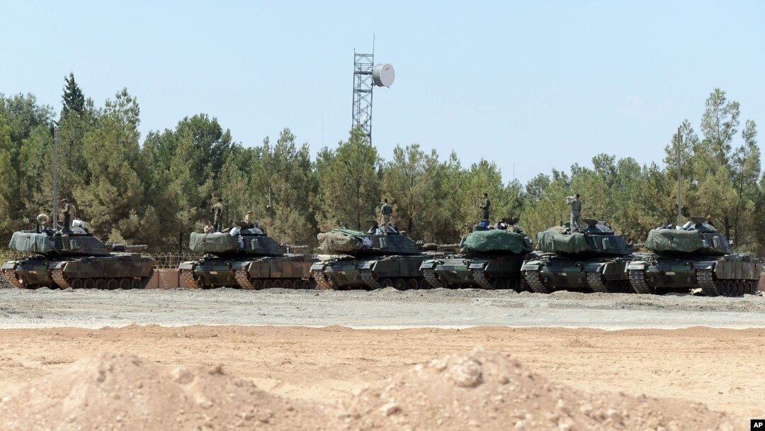 Kendaraan lapis baja milik militer Turki di Karkamis, Turki, dekat perbatasan Suriah, 3 September 2016. (Foto: dok).