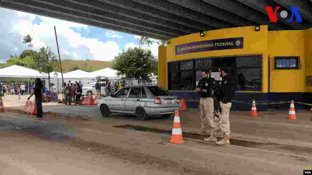 Punto de control de la policía local en la ciudad fronteriza Pacaraima, Brasil. Foto: Celia Mendoza - VOA