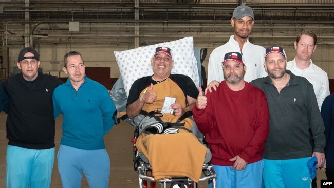 ARCHIVO - Gráfica difundida de los estadounidenses liberados en el canje entre Estados Unidos y Venezuela el 20 de diciembre de 2024, entre ellos Joseph Cristella, Eyvin Hernandez, Edgar Marval, Jason Saad y Savoi Wright, al aterrizar en San Antonio, Texas.