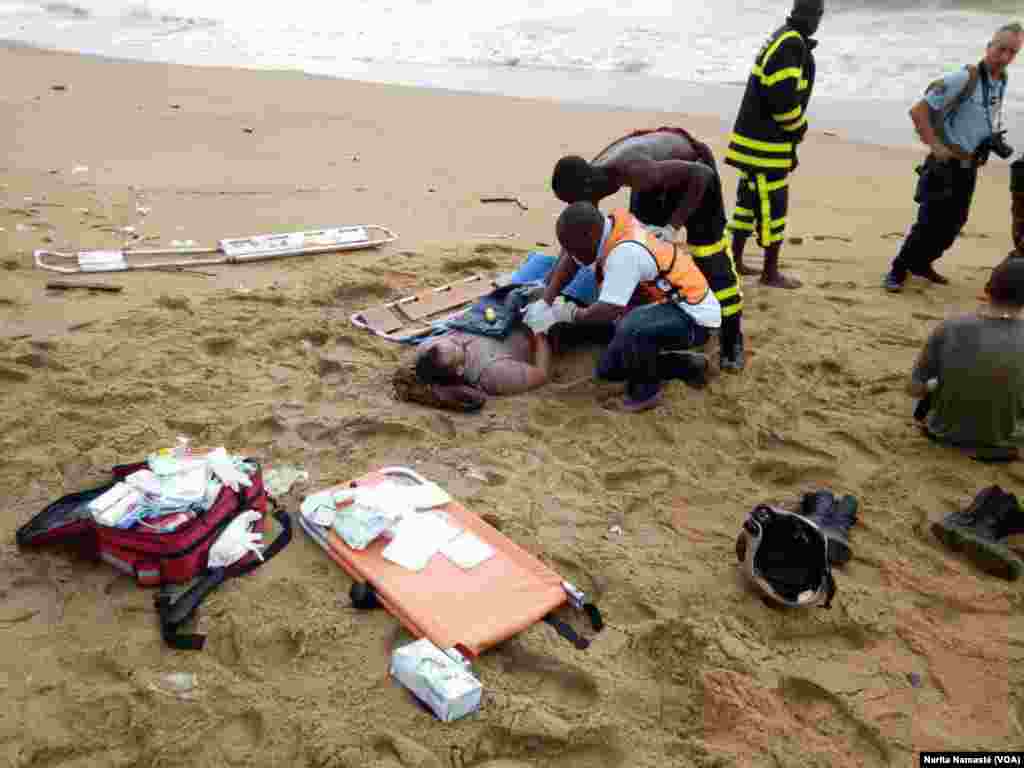 Un survivant secouru au lieu du crash d’avion abîmé au bord de la mer au Port Bouet, au large d’Abidjan, Côte d’ivoire, 14 octobre 2017. (VOA/Narita Namasté) 