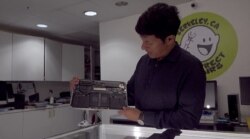 미서부 캘리포니아주 버클리에서 전자제품 수리가게를 운영하는아시시 슈레스타 씨가 접착제로 부품이 고정돼 있는 태블릿 내부를 보여주고 있다.