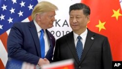 រូប​ឯកសារ៖ ប្រធានាធិបតី​សហរដ្ឋ​អាមេរិក ដូណាល់ ត្រាំ ចាប់​ដៃ​ប្រធានាធិបតី​ចិន Xi Jinping ក្នុង​ជំនួប​កំពូល G-20 នៅ​ប្រទេស​ជប៉ុន កាល​ពី​ខែ​មិថុនា ២០១៩។