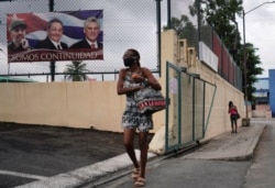 "Somos continuidad", se lee el cartel ubicado en una calle con los rostros de Fidel y Castro y el dirigente designado con la promesa de que mantendrá el socialismo cubano. Foto del 12 de abril de 2021, días antes del inicio del Congreso del PCC.