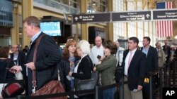 El Aeropuerto Nacional Ronald Reagan en Arlington, Virginia, se ve abarrotado de pasajeros durante el feriado del 4 de julio. Archivo.