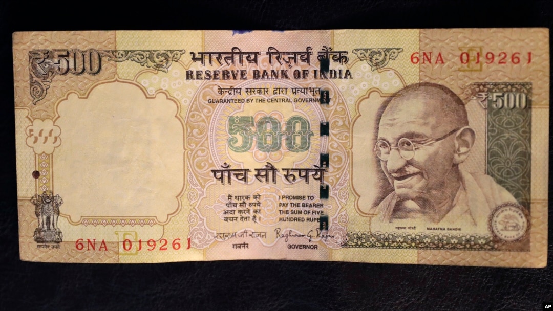 Lembar uang India senilai 500 rupee (Foto: ilustrasi) Pemerintah India mulai menarik mata uang 500 dan 1.000 rupee dari peredaran, 8 November 2016.