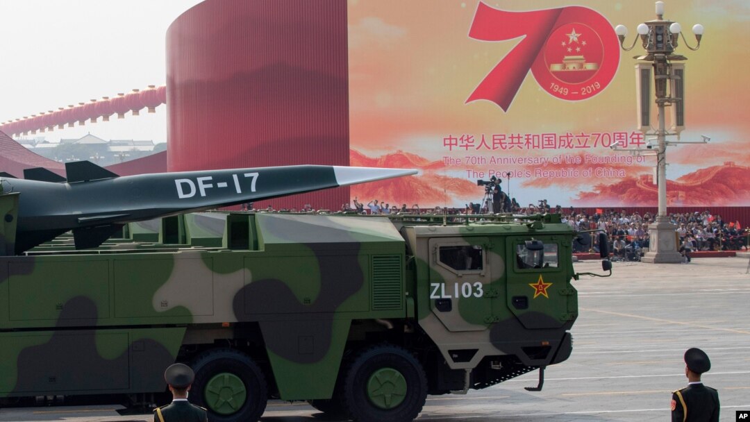 中國軍車載著DF-17東風高超音速彈道導彈參加中國國慶70週年典禮。（2019年10月1日）