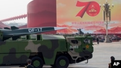 资料照片：中国军车载着DF-17东风高超音速弹道导弹参加中国国庆70周年典礼。（2019年10月1日）