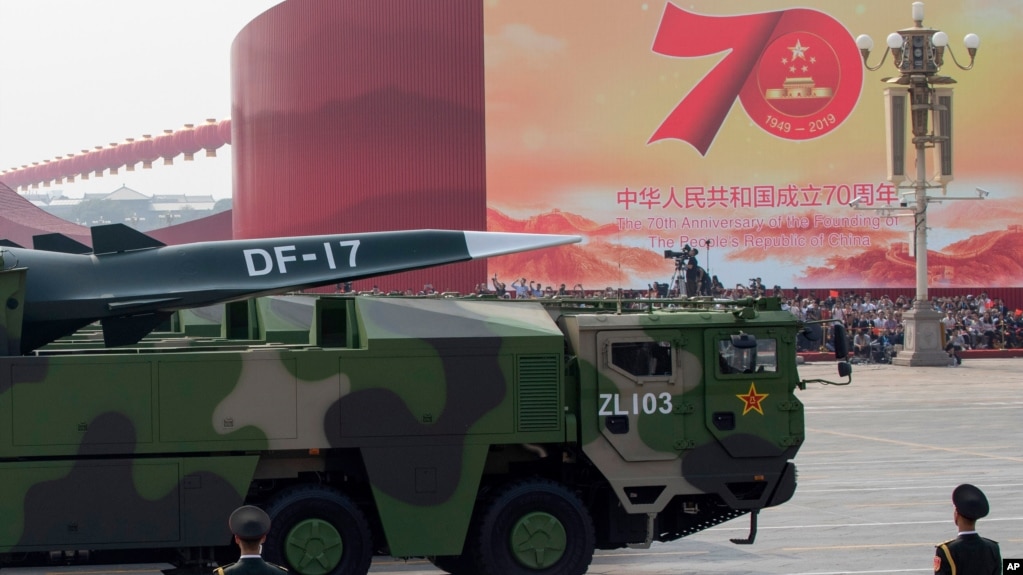 中国军车载着DF-17东风高超音速弹道导弹参加中国国庆70周年典礼。（2019年10月1日）(photo:VOA)