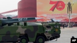 中国军车载着DF-17东风高超音速弹道导弹参加中国国庆70周年典礼。（2019年10月1日）