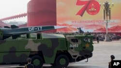 中国军车载着DF-17东风高超音速弹道导弹参加中国国庆70周年典礼。（2019年10月1日）