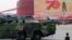中国军车载着DF-17东风高超音速弹道导弹参加中国国庆70周年典礼。（2019年10月1日）