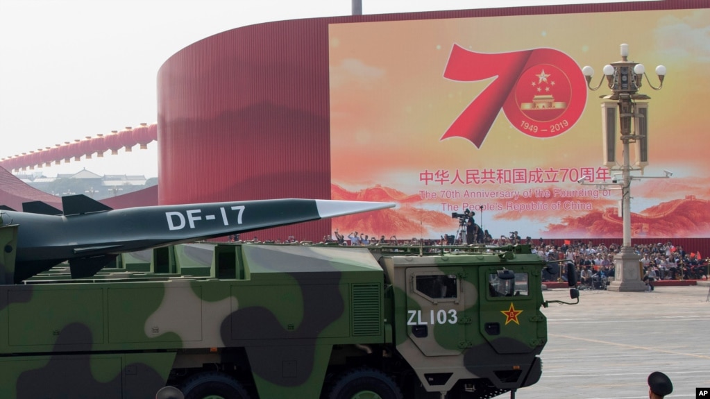 中国军车载着DF-17东风高超音速弹道导弹参加中国国庆70周年典礼。（2019年10月1日）(photo:VOA)
