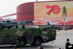 中国军车载着DF-17东风高超音速弹道导弹参加中国国庆70周年典礼。（2019年10月1日）