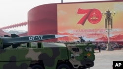 中國軍車載著DF-17東風高超音速彈道導彈參加中國國慶70週年典禮。（2019年10月1日）