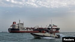 Kapal boat milik Garda Revolusi Iran berlayar mendekati kapal "Stena Impero" berbendera Inggris milik Stena Bulk, di dekat pelabuhan "Bandar Abbas", 21 Juli 2019.
