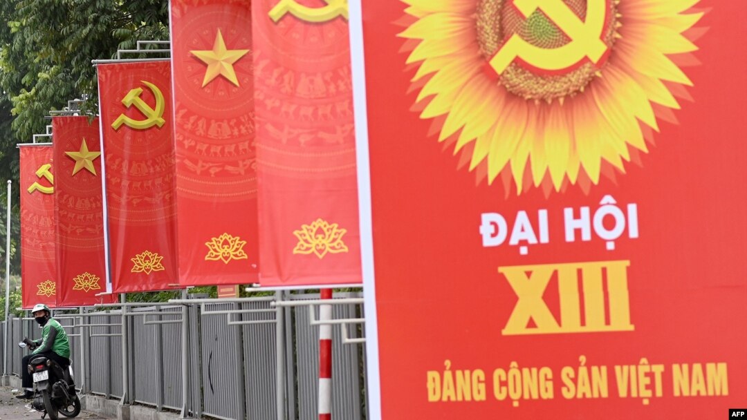 Các biểu ngữ cổ động cho Đại hội 13 của Đảng Cộng sản trên đường phố Hà Nội ngày 24/1/2021. Chính quyền Việt Nam bị cộng đồng quốc tế chỉ trích vì tăng cường đàn áp các tiếng nói bất đồng xung quanh thời gian Đại hội Đảng.