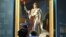 "Napoléon dans ses robes de couronnement", dans le cadre de l'exposition "Napoléon et le mythe de Rome" au musée Mercati di Traiano (Marchés de Trajan) à Rome le 11 mars 2021 .