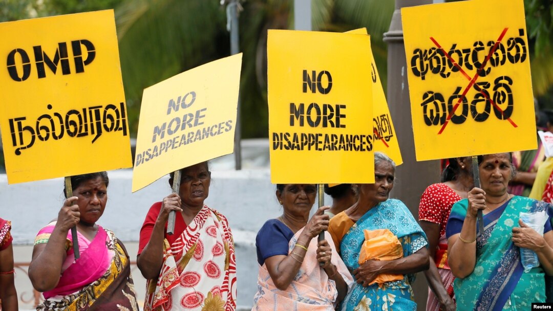 Archivo. Un grupo de mujeres sostienen pancartas en una manifestaci[on en silencio en el Día Internacional de las Víctimas de Desapariciones Forzadas en Colombo, Sri Lanka, el 30 de agosto de 2016.