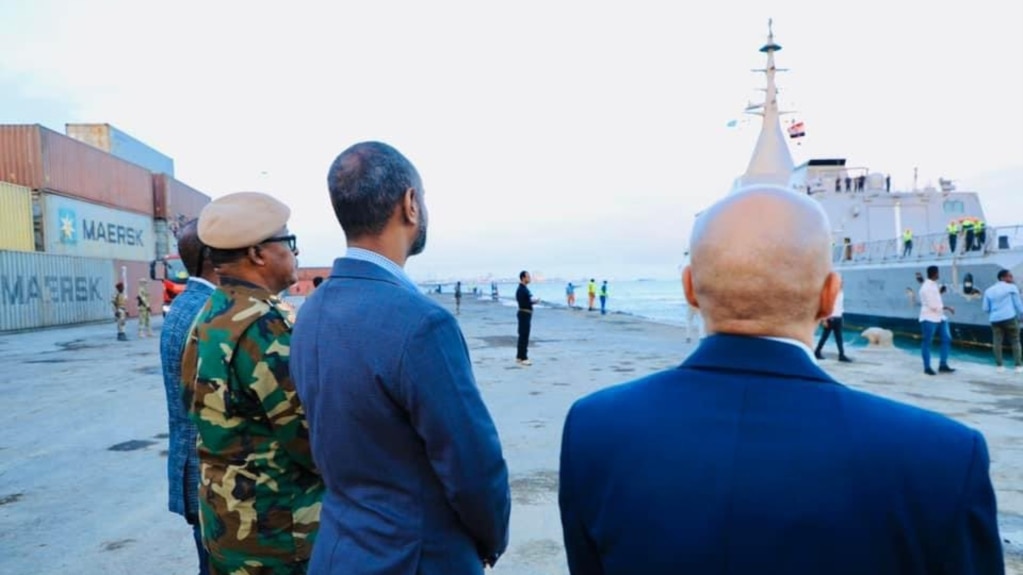 Una foto publicada el 23 de septiembre de 2024 en X por Nasra Bashir Ali, funcionario de la Oficina del Primer Ministro somalí, pretende mostrar un barco siendo descargado en un puerto no identificado.